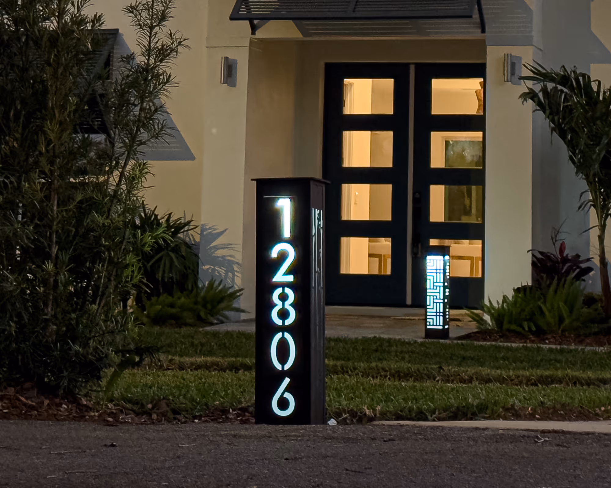 Solar-powered Decorative Bollard Light with Residential House Number Kit